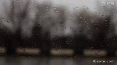 在雨中行驶在高速公<strong>路上</strong>